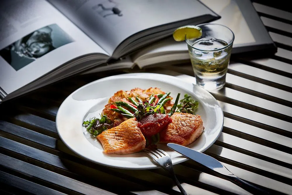 Renaissance Los Angeles Airport Hotel 4*,