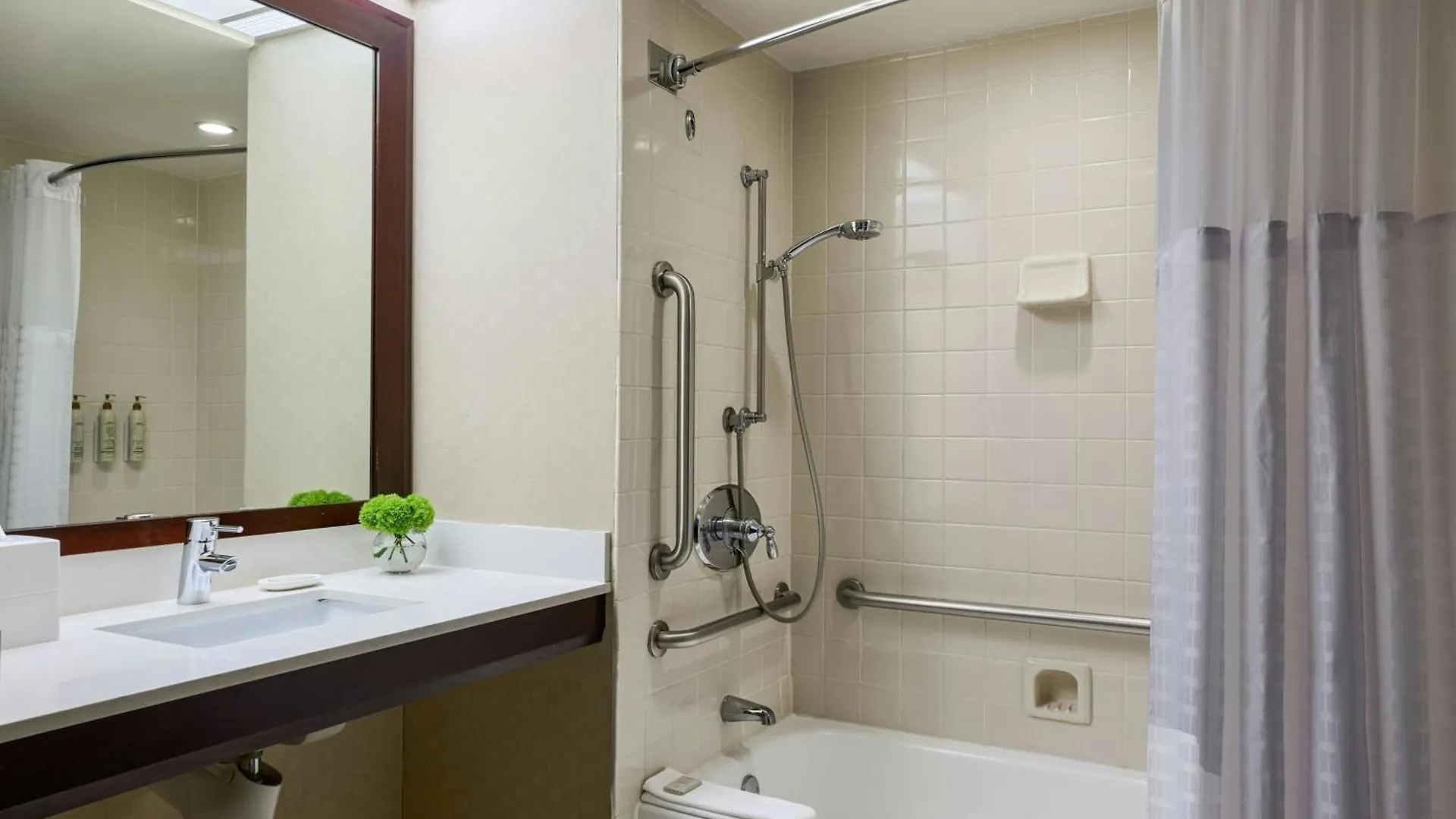 Renaissance Los Angeles Airport Hotel 4*,