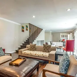 Holiday home Stylish Hollywood Hills With Million Dollar Views Waiting For You!, Los Angeles
